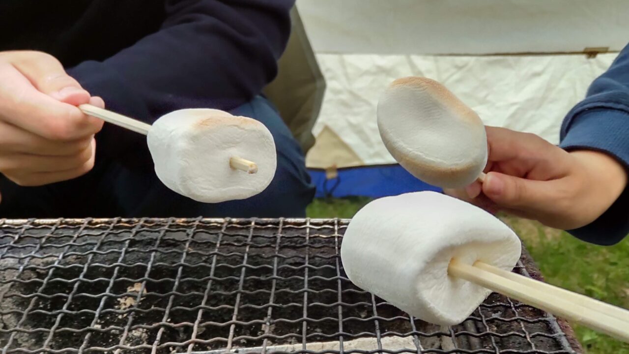 焚き火台で焼きマシュマロ