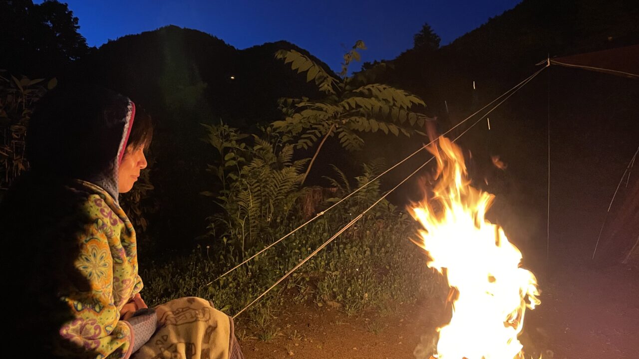 焚き火を楽しむ妻