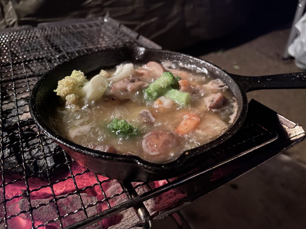 アウトドア料理とお酒で楽しむキャンプ