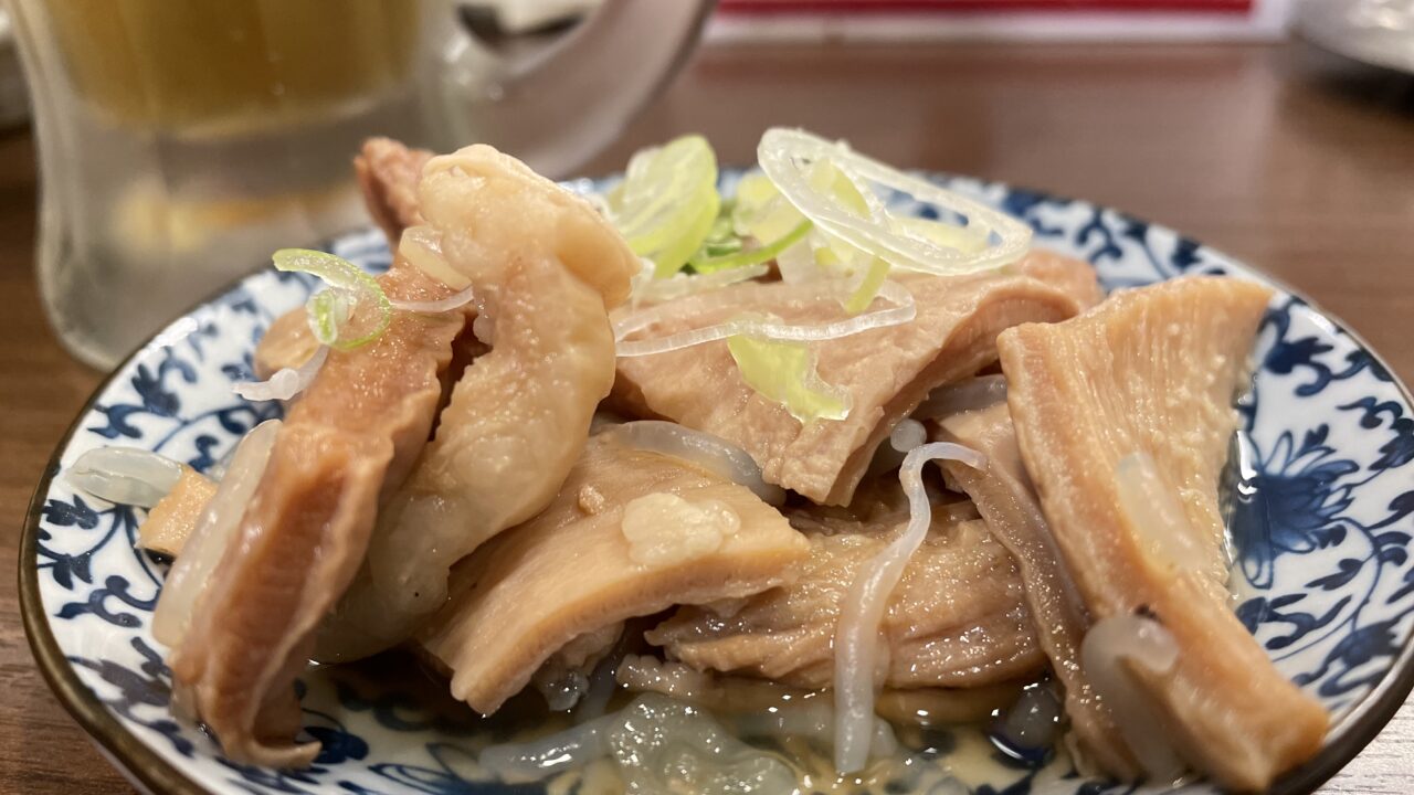 もつ処やまり:カウンターで昭和レトロと臨場感を味わう