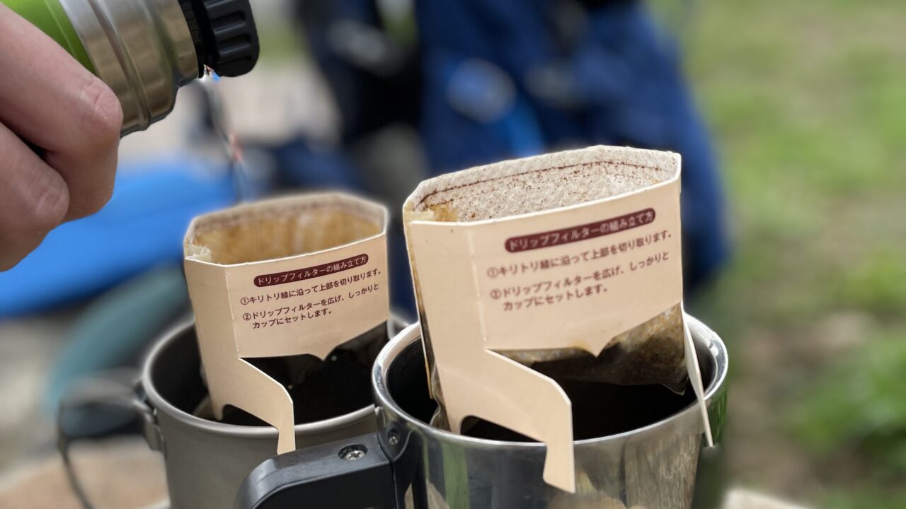 コーヒを淹れている