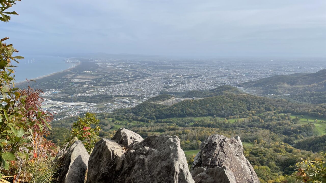 静かな山頂で味わう絶景と休息のひととき