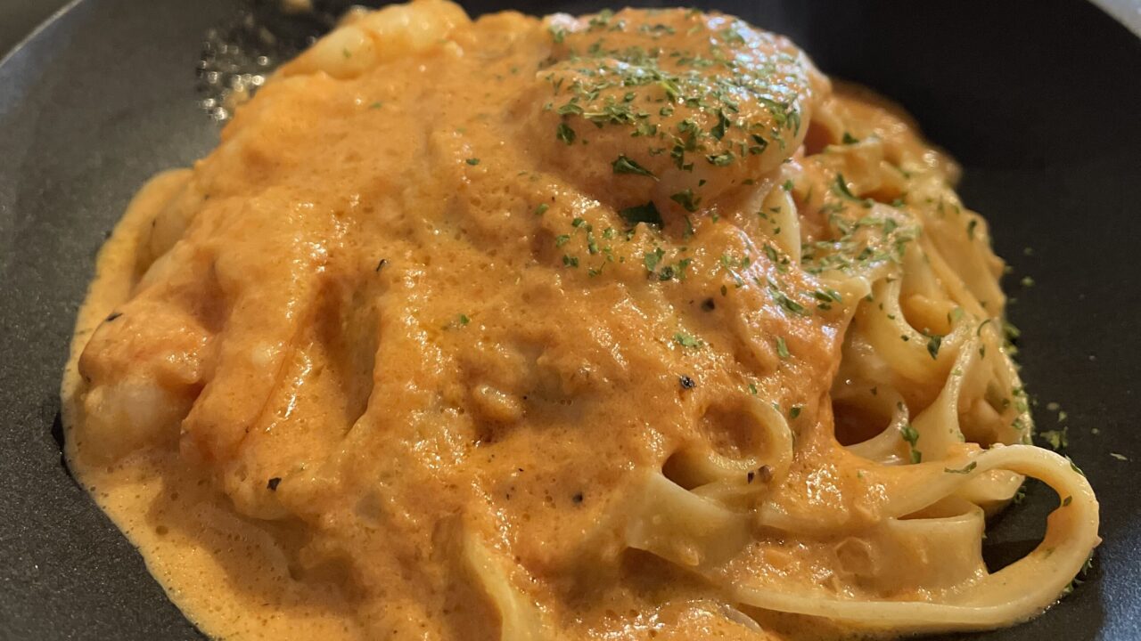 エビとトマトのクリームパスタ