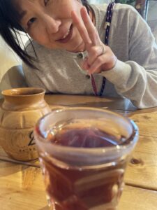 コーヒーを楽しむ妻