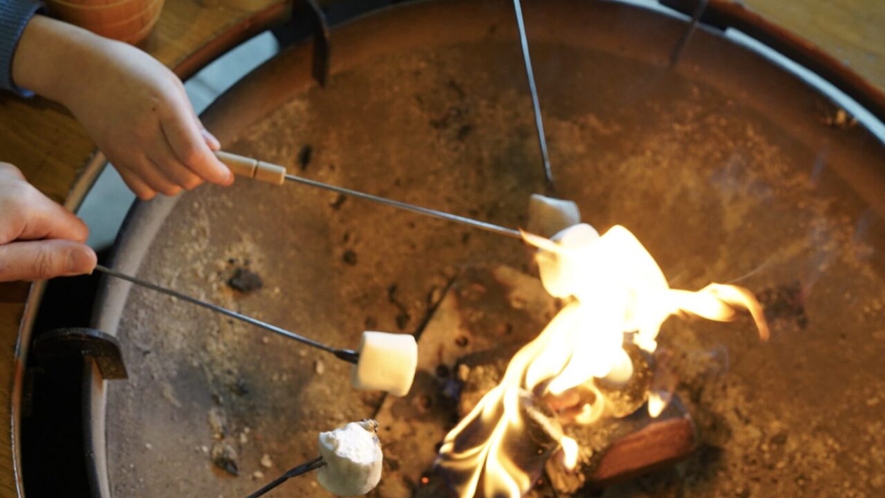 焚き火を囲んで楽しむ焼きマシュマロで会話も弾む