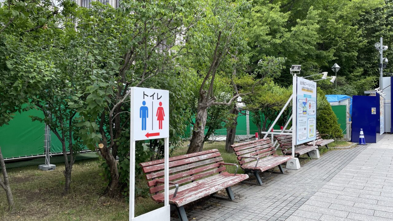 5丁目サントリー会場北側の仮設トイレ