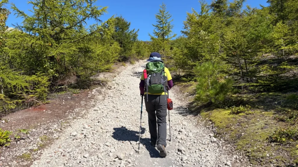 軽石が広がる北海道駒ヶ岳赤井川登山道の登り始め