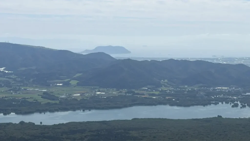 北海道駒ヶ岳の中腹から見た大沼と遠くの函館山