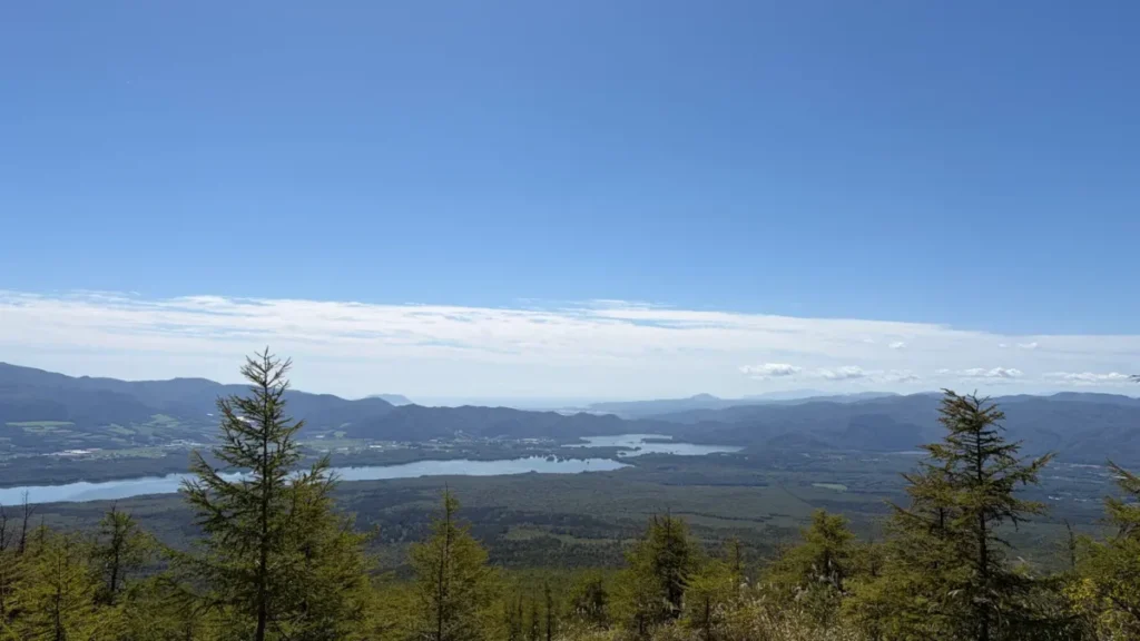 北海道駒ヶ岳の馬ノ背付近から見た大沼と函館山方面
