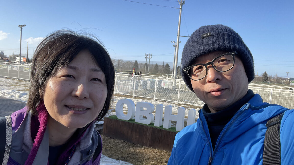 帯広競馬場のOBIHIROオブジェの前で記念撮影をする夫婦