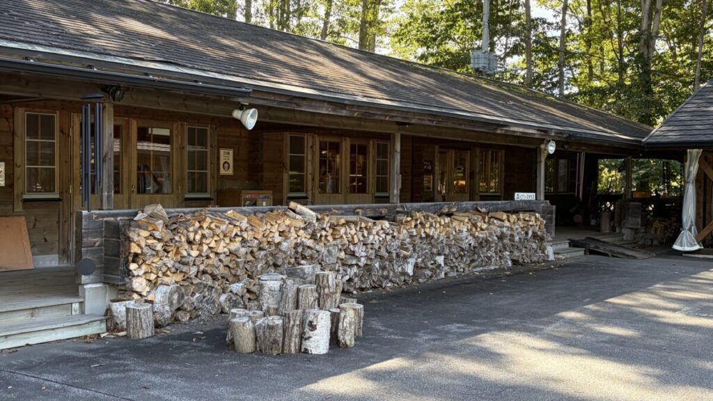 函館大沼プリンスホテルのパン工房が入る木造の建物
