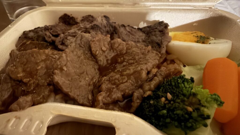山川牧場のジャー黒弁当、牛肉と付け合わせのおかず