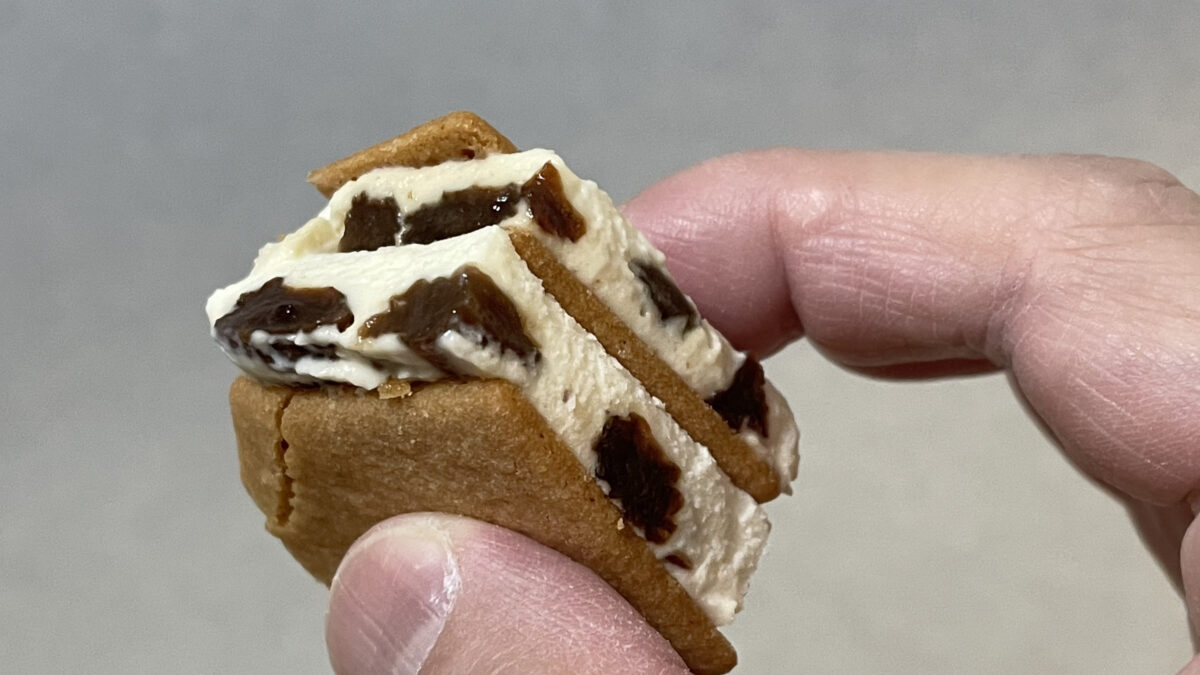 ビスケットでクリームを挟んだ六花亭のマルセイアイスサンド