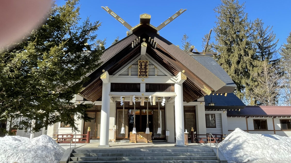 青空と雪景色の中に建つ音更神社の社殿