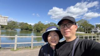 2026年9月、大沼公園の湖を背景に記念撮影する50代夫婦