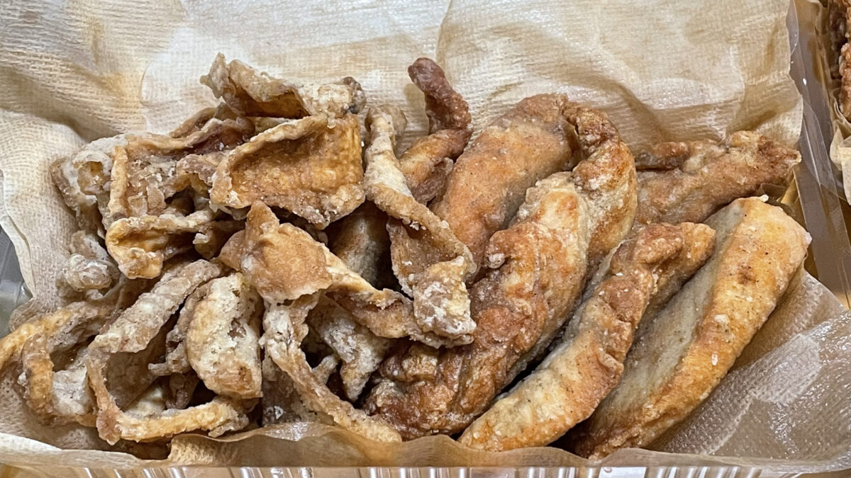 テイクアウト容器に盛られた鳥丸の鶏皮揚げと唐揚げ