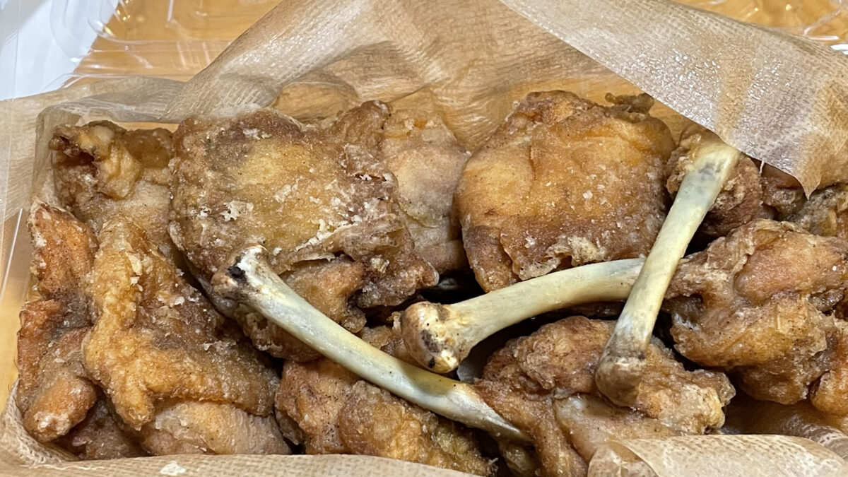紙を敷いた容器に詰められた鳥丸のチューリップ唐揚げと骨付き唐揚げ