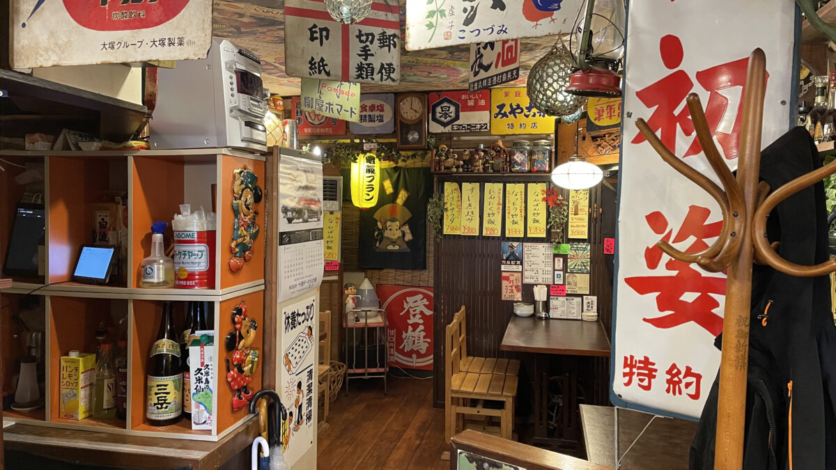昔懐かしい看板やポスターが壁に飾られた唐揚げ専門店鳥丸の店内